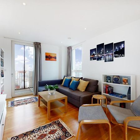 Lovely 2 Bedroom Flat With Balcony In Stratford London Bagian luar foto