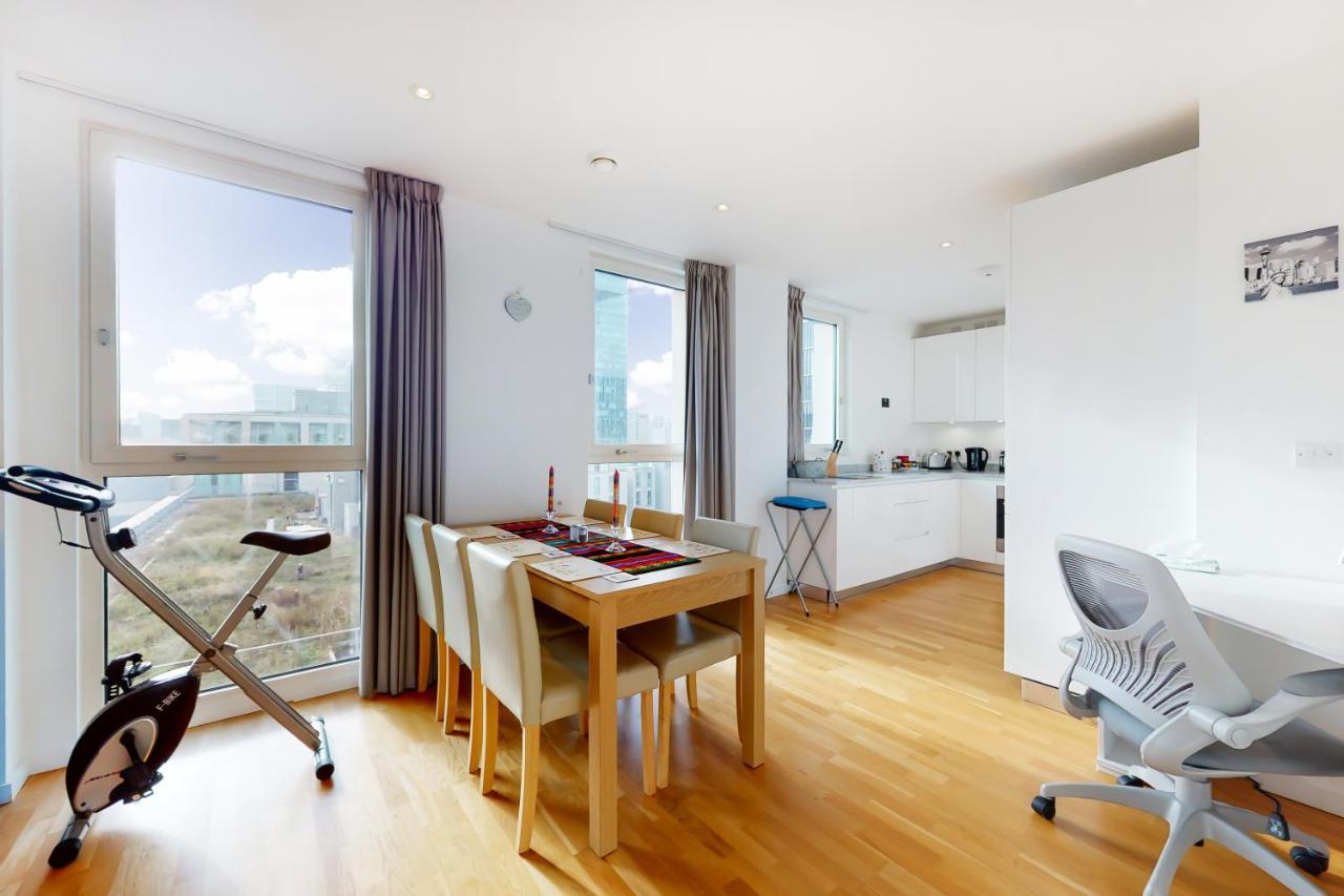 Lovely 2 Bedroom Flat With Balcony In Stratford London Bagian luar foto