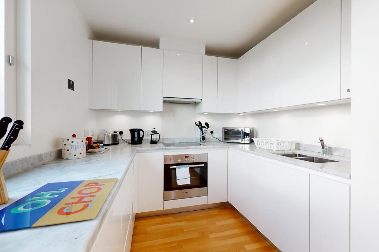 Lovely 2 Bedroom Flat With Balcony In Stratford London Bagian luar foto