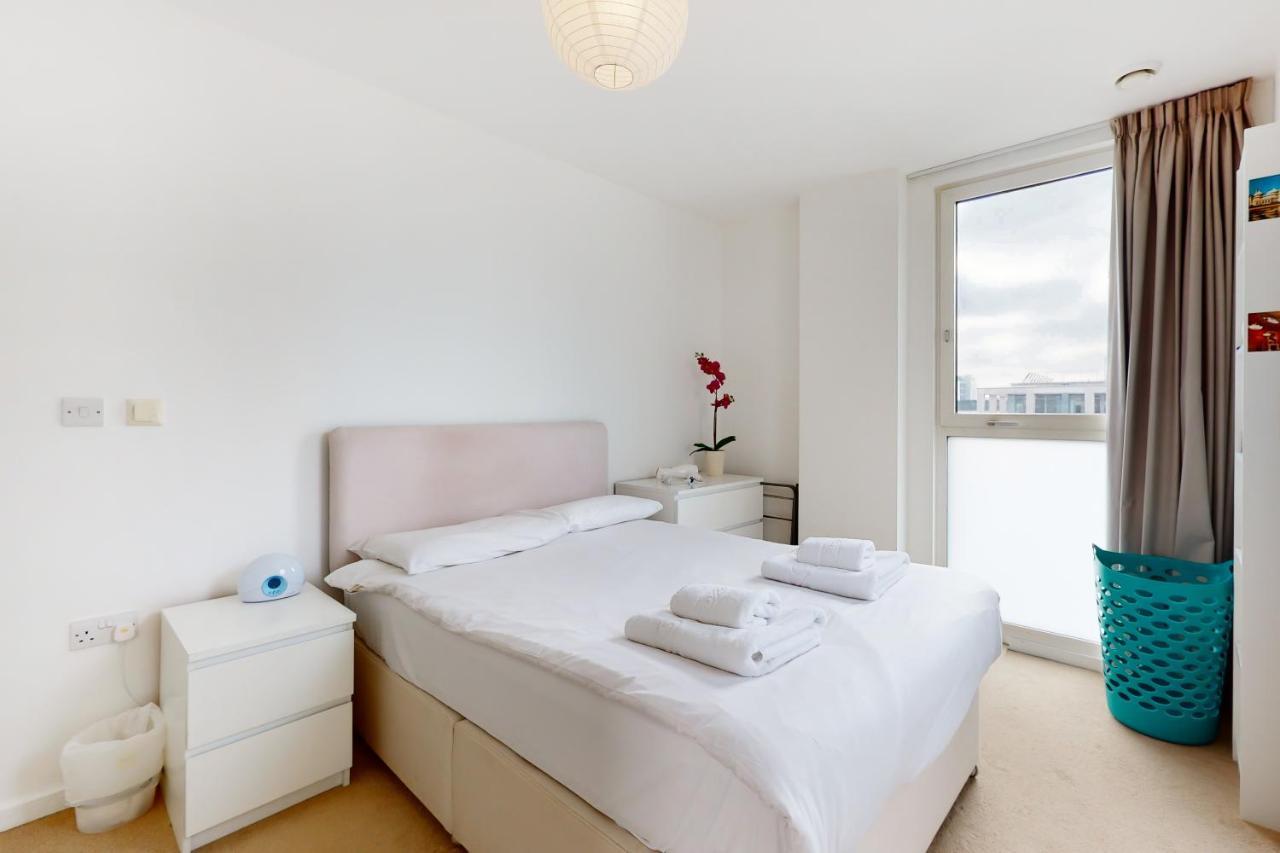 Lovely 2 Bedroom Flat With Balcony In Stratford London Bagian luar foto